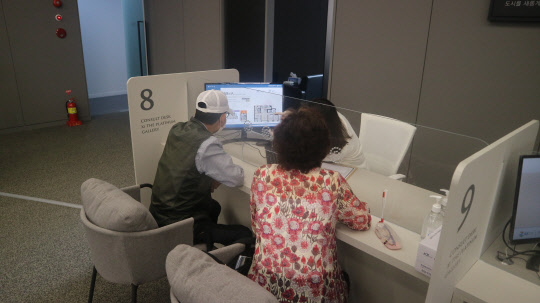 주안파크자이 더 플래티넘 청약상담석에서 상담을 받고 있는 방문객들의 모습. <이상현 기자>